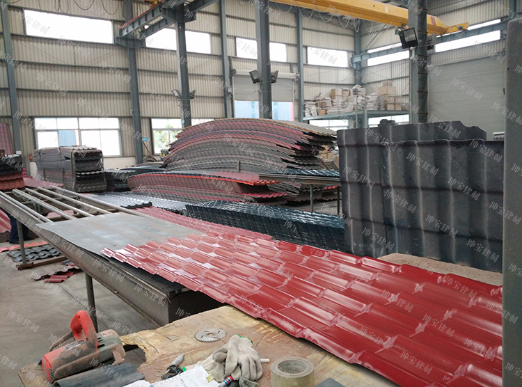 正在生產(chǎn)的合成樹(shù)脂瓦廠房設(shè)備