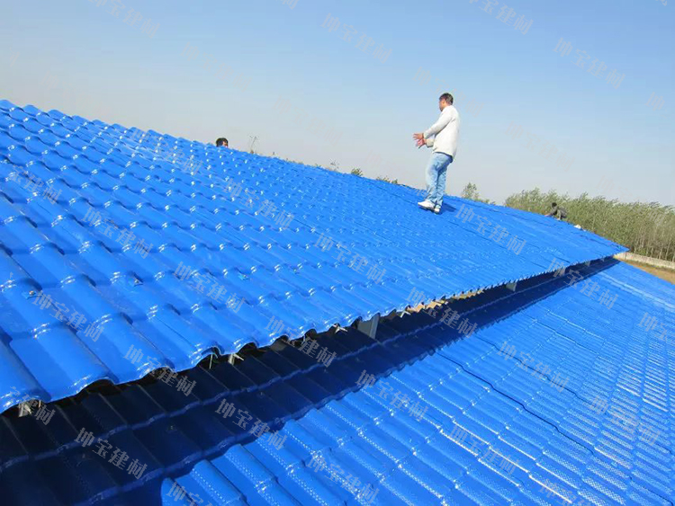 伊犁奶牛養(yǎng)殖場屋面防火防腐蝕使用秸稈瓦案例(圖1) 伊犁奶牛養(yǎng)殖場秸稈瓦案例