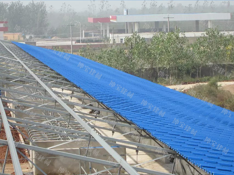 伊犁奶牛養(yǎng)殖場屋面防火防腐蝕使用秸稈瓦案例(圖3) 養(yǎng)殖場安裝秸稈瓦圖片