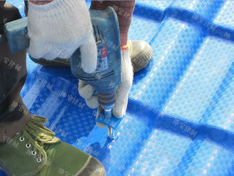 伊犁奶牛養(yǎng)殖場屋面防火防腐蝕使用秸稈瓦案例(圖4) 秸稈瓦安裝細(xì)節(jié)圖