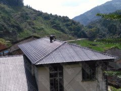 這個樹脂瓦安裝工不得了，安裝技術(shù)吊炸天！