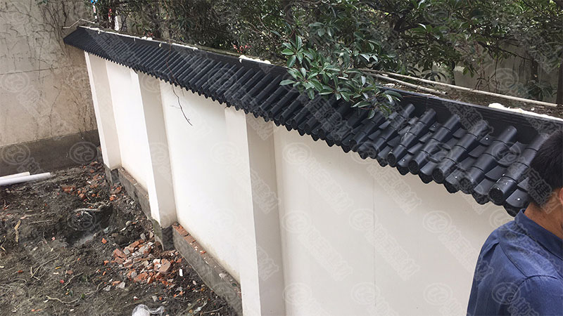 雙流賈老板采購樹脂瓦廠家的圍墻【塑料一體仿古屋檐瓦】案例