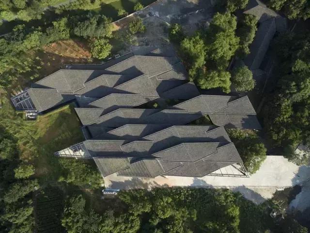 青瓦灰墻，高瓴飛檐，處處消磨時光