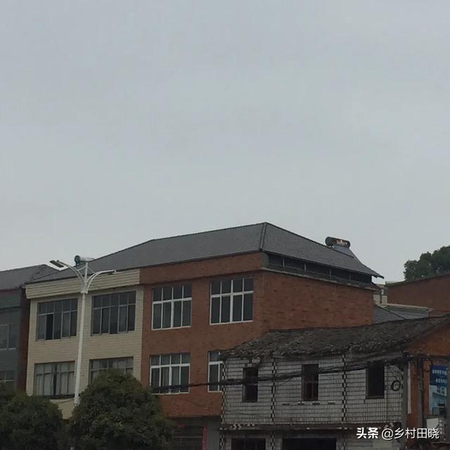 農(nóng)村自建房坡屋頂，用琉璃瓦還是樹脂瓦？看看內(nèi)行人的經(jīng)驗分享