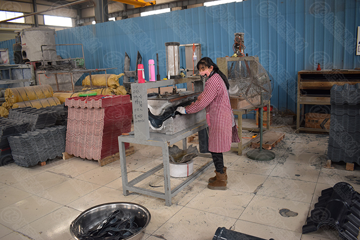 坤寶合成樹脂瓦正脊生產(chǎn)車間