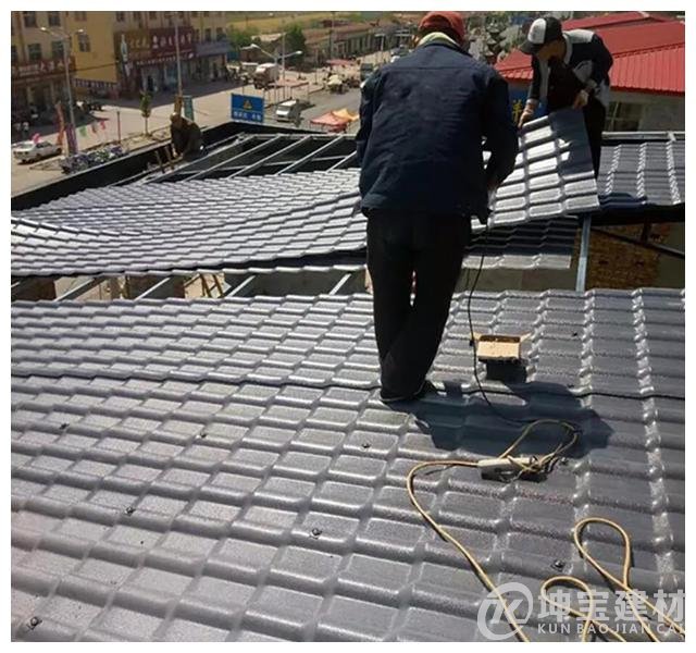 裝修屋頂選彩鋼瓦好還是合成樹脂瓦好？選對了直接節(jié)省幾千元