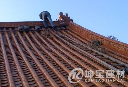 農(nóng)村屋頂蓋琉璃瓦的坡度多少？多少錢一塊？安裝步驟是什么？